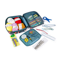 Sadu háčků a pomůcek na háčkování v pouzdře