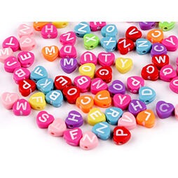Plastové korálky 77ks (Ø7mm) - srdce s písmeny