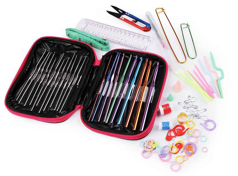 Sada háčků a pomůcek na háčkování v pouzdře