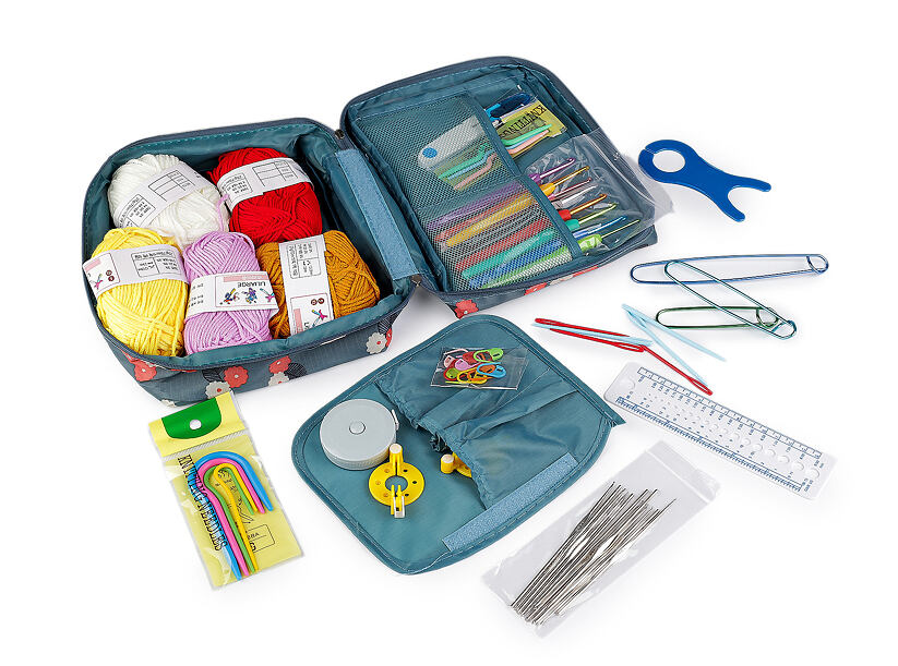 Sadu háčků a pomůcek na háčkování v pouzdře