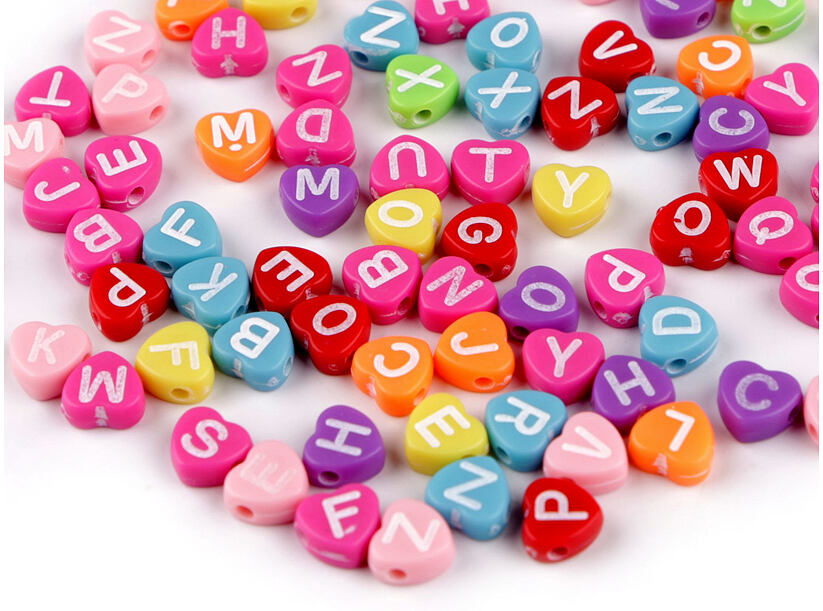 Plastové korálky 77ks (Ø7mm) - srdce s písmeny